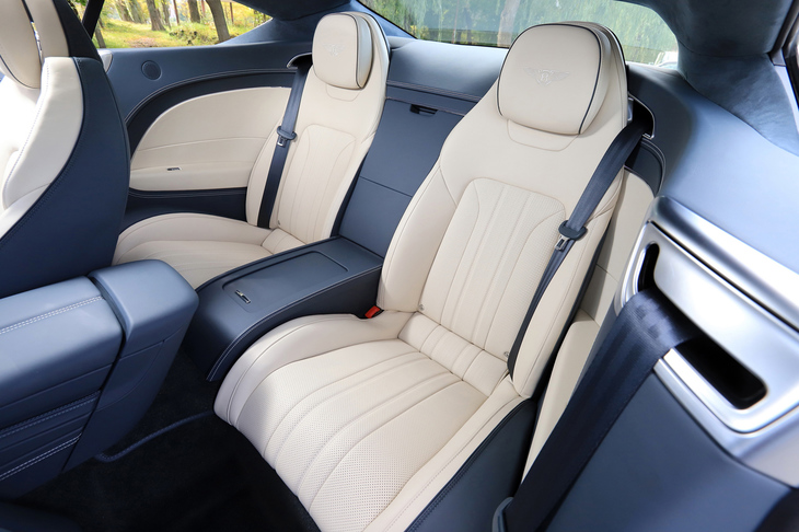 リアシートはセパレートタイプで、2＋2の定員4人となる。室内騒音は従来モデルに比べ、9dB低減されたという。