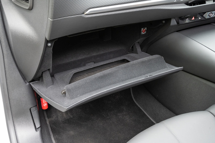 最新のプラットフォームの採用によって実現した、大きなグローブボックス。ようやく、車検証や分厚い説明書などをまとめてしまえるようになった。