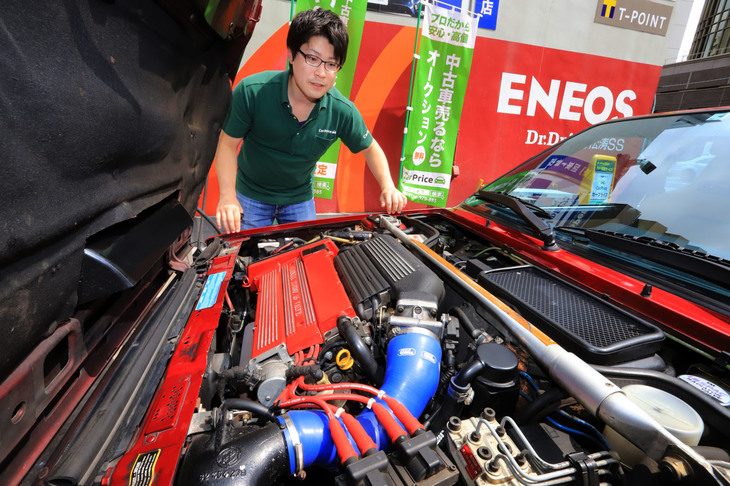 機関のチェックはアイドリングにおける目視のみで、車両を走らせることはない。ただし見方は極めて綿密。