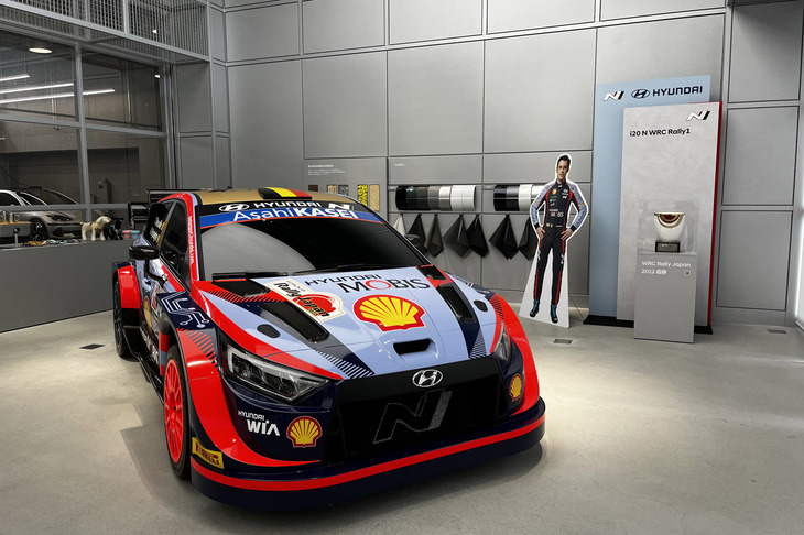 愛知・岐阜で初開催された2022年のWRCラリージャパンで優勝した「ヒョンデi20 Nラリー1ハイブリッド」（レプリカ）が優勝トロフィーとともに展示されていた。
