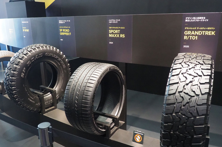 ヒストリータイヤや各コンセプトタイヤにつながる現行製品、スポーツ製品のディスプレイ。