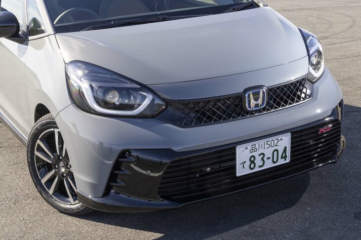 バンパー類は「RS」専用。もともとはグリルレスが特徴だった現行型「フィット」だが、他のグレードも含めてグリルがあることを強調するかのようなデザインになった。