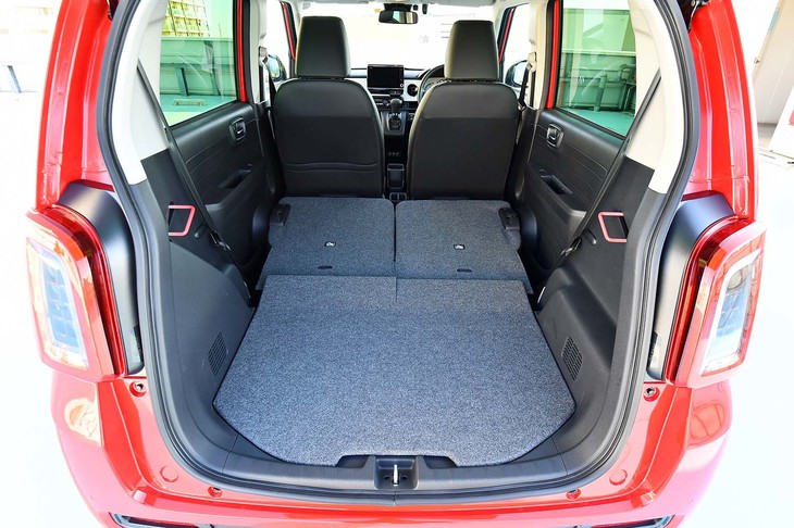 燃料タンクを前席の下に配置するセンタータンクレイアウトのおかげで、後席を倒した際には、床面が低くフラットなラゲッジスペースがつくり出せる。
