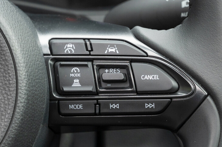 ACC等の先進運転支援システムについては、標準装備化やセットオプション化によって、「選ばない」という選択肢をとりづらい車種が多い。価格設定はもちろん、装備体系の見直しを通しても、顧客が好きなものを買いやすい、選びやすい環境づくりを顧みるべきなのではないか？（写真：向後一宏）