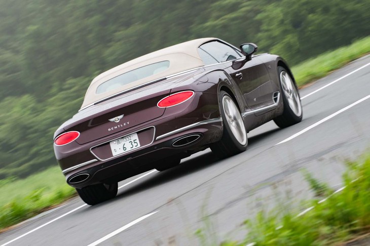 車重は2450kgにも達するが、前軸が1290kg、後軸が1160kgと、フロントにW12エンジンを搭載しながらも極端にフロントヘビーにはなっていない。