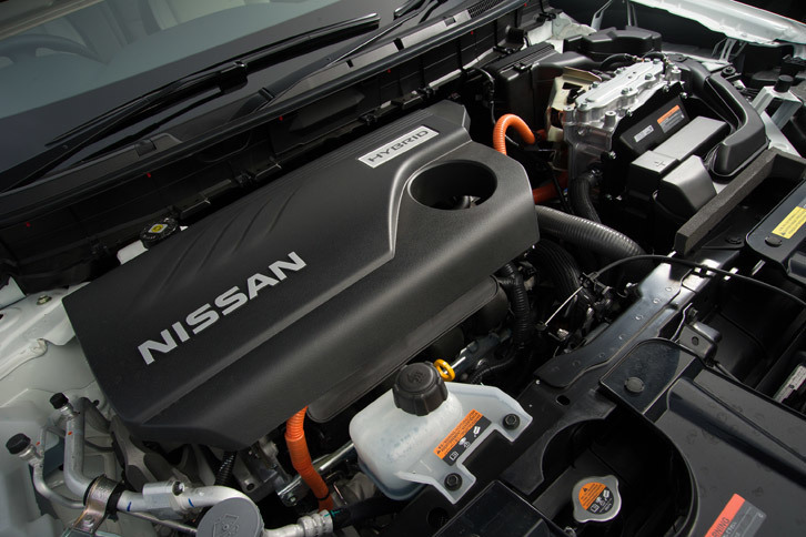 ハイブリッド車のパワープラントは、2リッターエンジンに「1モーター2クラッチ」式のハイブリッド機構を組み合わせたもの。今回のマイナーチェンジにより、FF車の燃費が20.6km/リッターから20.8km/リッターに改善している。