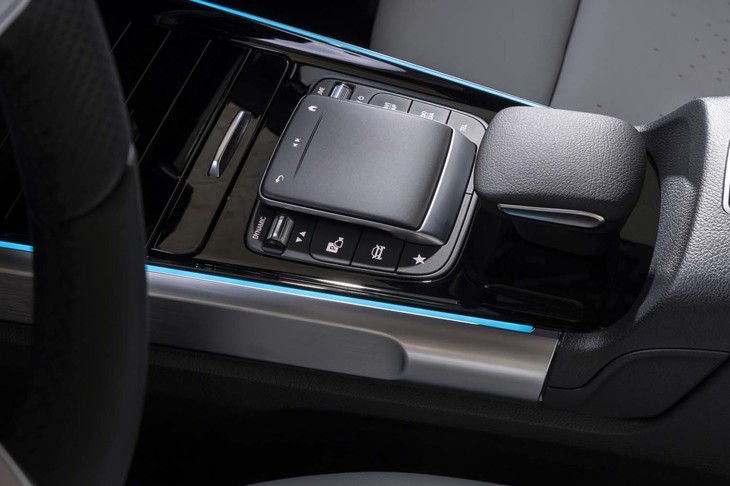 センターコンソールにはインフォテインメントシステムや車両設定の操作デバイス、走行モードのセレクターなどがレイアウトされている。