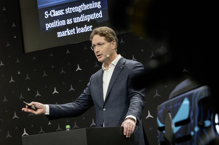 メルセデス・ベンツグループAGのオラ・ケレニウス取締役会長はスピーチのなかで、「2030年までに全車BEV化するという計画を、顧客に押しつけてまで人為的に達成しようとするのは理にかなっていない」と説明。電気自動車シフトのスピードダウンを表明した。