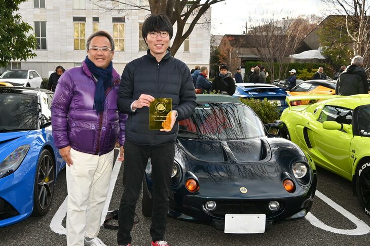 コンクールドエレガンスの1台に選ばれた井上さん（写真向かって右）の2000年式「エリーゼ（シリーズ1）」。20代後半で憧れのクルマを手に入れたという。選者はモータ―ジャーナリストの西川 淳氏（同左）。