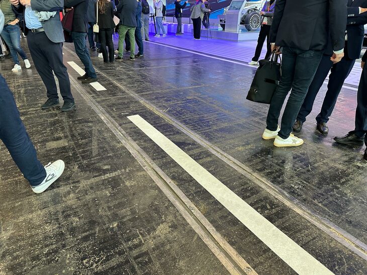 2024年パリモーターショーの運営団体が予算管理に厳格であったことを思わせるのは、ブースとブースをつなぐ通路の床。メーカーが出展するパビリオンでも従来のようなじゅうたんは省かれていた。