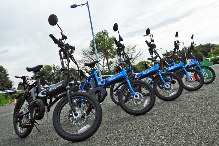 会場に並べられた「e-PO」のプロトタイプ。ナンバーが取得できたことから、2024年6月より静岡・浜松を中心に実証実験を開始。このたび、晴れてメディア向けの試乗会が催された。