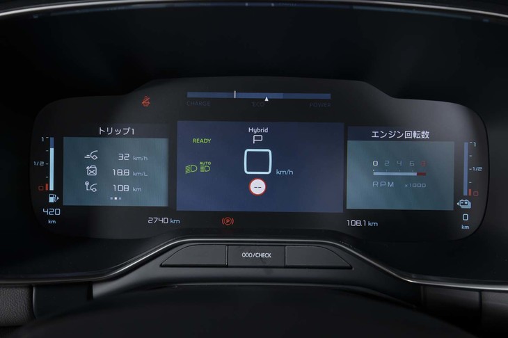 12.3インチのフル液晶メーターは青基調の表示となる。エンジン車と同様、スピードメーターやタコメーターはシトロエンならではの個性的な表示だ。