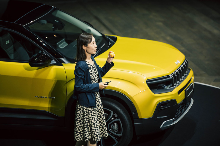 「ジープ・アベンジャー」の発表イベントで車両の特徴を紹介したステランティス ジャパンのプロダクトジェネラルマネージャー渡邊由紀氏。