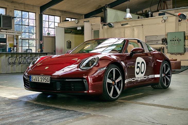 ポルシェの限定車「911タルガ4Sヘリテージデザインエディション」。新型「911タルガ4S」をベースに、1950年代～60年代初頭のデザインを思わせるドレスアップが施されている。