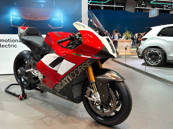 VWグループの1ブランドであるドゥカティは「V21Lプロトタイプ」を展示。電動バイク版のMotoGPであるMotoE用マシンである。
