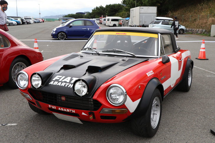 「フィアット・アバルト124ラリー」（1974年）。フィアットのオープンカー「124スポルト スパイダー」をベースに生まれたラリーマシン。ベース車とは異なる足まわりを持ち、軽量化のためバンパーレスとなるのも特徴だ。グループ4規定のラリーなどで活躍した。
