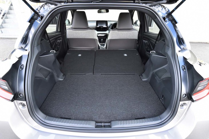 60：40分割可倒式の背もたれを倒した状態の荷室。写真のようにフロアボードを上段にセットすれば、ほぼフラットな積載スペースが得られる。