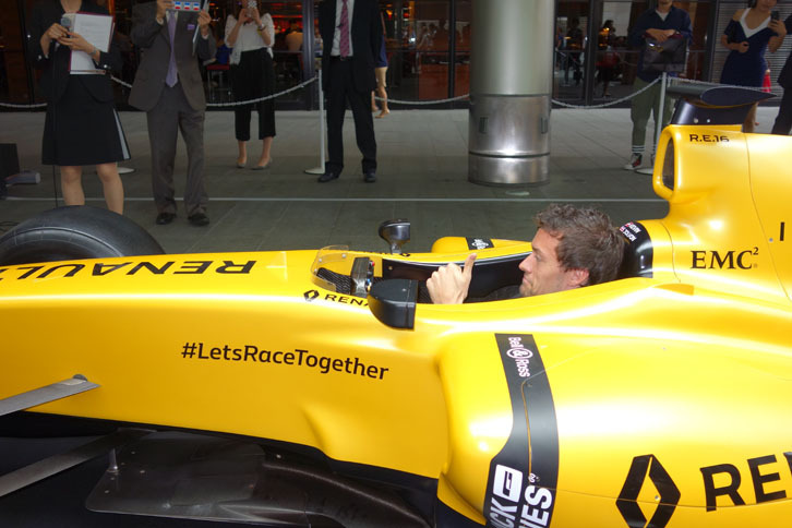 バーチャル映像を特等席から見つめるジョリオン・パーマー氏。