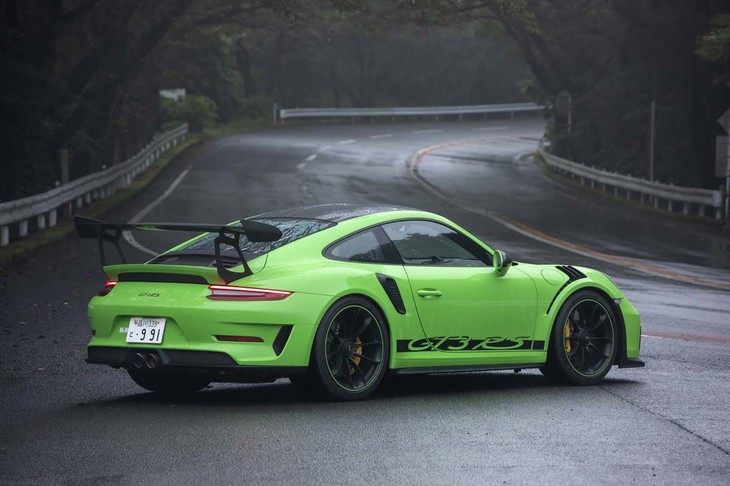 
	【ポルシェ911 GT3 RSのスペック】
	ボディーサイズ：全長×全幅×全高＝4557×1880×1297mm／ホイールベース：2453mm／車重：1470kg／駆動方式：RR／エンジン：4リッター水平対向6 DOHC 24バルブ ターボ／トランスミッション：7段AT／最高出力：520PS（383kW）/8250rpm／最大トルク：470N・m（47.9kgf・m）/6000rpm／タイヤ：（前）265/35ZR20 99Y／（後）325/30ZR21 108Y（ダンロップ・スポーツマックス レース2）／燃費：12.8リッター/100km（約7.81km/リッター、欧州複合サイクル）／価格：2692万円

	【取材時の燃費データ】
	テスト距離：332.9km（市街地1：高速道路7：山岳路2）／使用燃料：46.8リッター（ハイオクガソリン）／参考燃費：7.1km/リッター（満タン法）／7.4km/リッター（車載燃費計計測値）
	