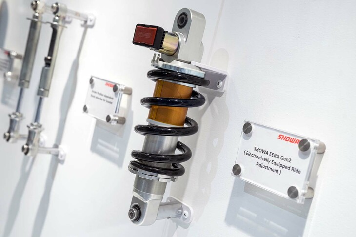 日立アステモはサスペンションブランド、SHOWA（ショーワ）の電子制御サスペンションシステム「EERA」の次世代コンセプトを発表した。システムの構成や、制御するサスペンションの動きを限定することでコストを低減。車両価格が低い小排気量車への搭載を目標にしている。また電子制御用ECUを小型化し、リアサスペンション本体にセット。車体の小さなモデルへの搭載性も向上させた。この小ささで電子制御サスペンションシステムを構築できるというのは驚きだ。