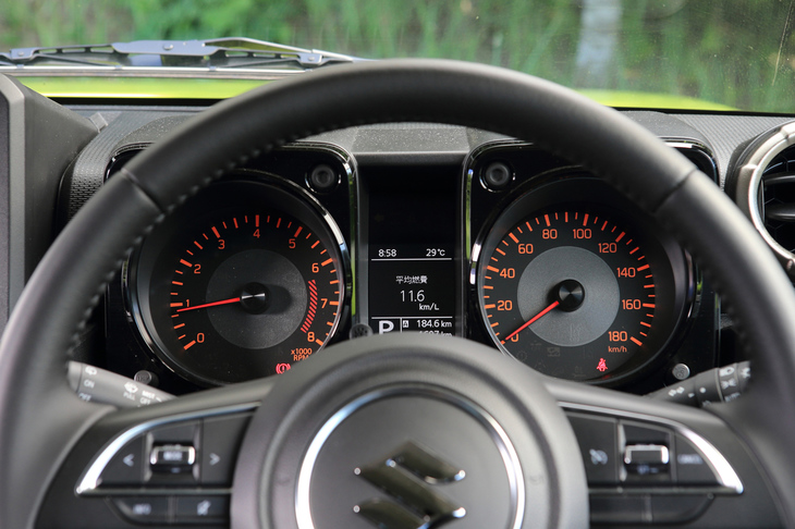 ヘアライン加工の装飾パネルが目を引くメーターまわり。速度計とエンジン回転計が左右に分離しており、その間にモノクロのインフォメーションディスプレイが装備される。