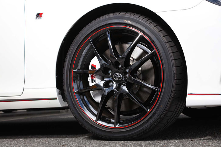 ブラック塗装が施された、「マークX 350RDS“GRスポーツ”」の19インチアルミホイール。