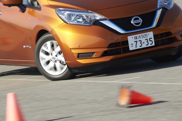 競技終了後には、「ノートe-POWER」の開発陣や、日産の広報氏によるデモラン（？）も行われたのだが、いいところを見せようとしすぎたのか、激しくパイロンをなぎ倒し、会場が爆笑に包まれるという結果となった。