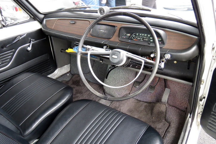 「スバル1000」のインテリア。細身のステアリングホイールと横長の速度計のデザインに、時代を感じる。