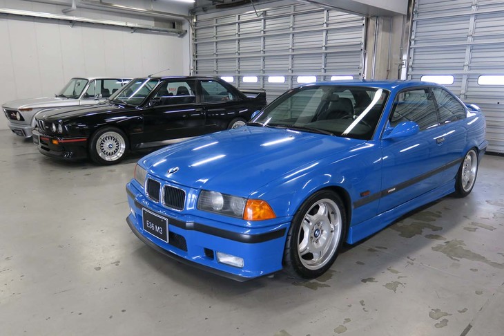 1994年式の「M3 GT」（手前）は、最高出力295psの3リッター直6エンジンフロントに搭載する2代目のM3。FIAのGT2カテゴリーやIMSA GTレースに出場するためのホモロゲーションモデルで、356台が限定生産されている。専用デザインのフロントとリアのスポイラーがエクステリア上の特徴となる。