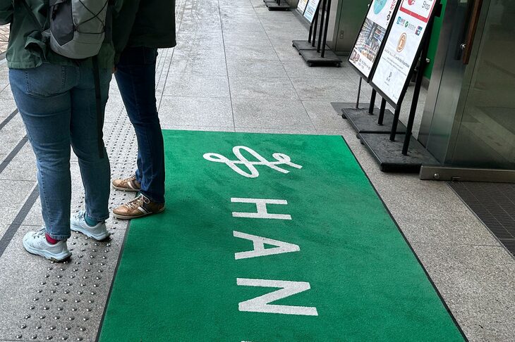 渋谷ハンズの玄関にて。外国人観光客が靴を拭かなければ、マットがあること自体気づかなかった。