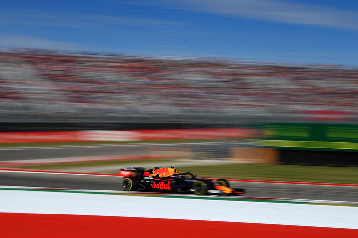 ちょっと地味でたまにミスもあるが、レースになると必ず順位を上げて得点するのが、レッドブルの新人、アレクサンダー・アルボン（写真）の強みだ。アメリカGPでも3強チームの殿（しんがり）である6番グリッドからスタート。直後にカルロス・サインツJr.のマクラーレンと接触しはじき出され、緊急ピットインの後に最後尾まで落ちるも、ライバルより1回多い3ストップをこなして5位フィニッシュ。これでトロロッソに在籍していた期間を含め、9戦連続で入賞したことになる。第13戦ベルギーGPからトップチームに昇格したタイ人ドライバーは、シートを交換しトロロッソに異動したピエール・ガスリーのポイントを既に上回り、ドライバーズランキング6位につけている。（Photo=Red Bull Racing）