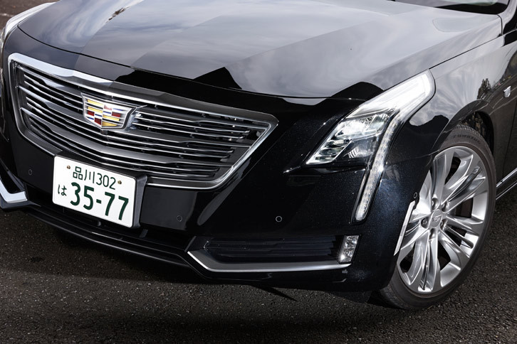 キャデラック久々の、FRベースのフルサイズセダンとして登場した「CT6」。本国には2リッターターボのFRや、3リッターツインターボの4WDなども用意されているが、日本に導入されるのは3.6リッターの4WDのみとなる。