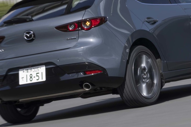 「アドバンdB V552」のトレッド面センターに設けられたストレートリブは直進時の安定性を高め、イン側の細かいブロックがノイズの低減と排水性の向上に貢献する。