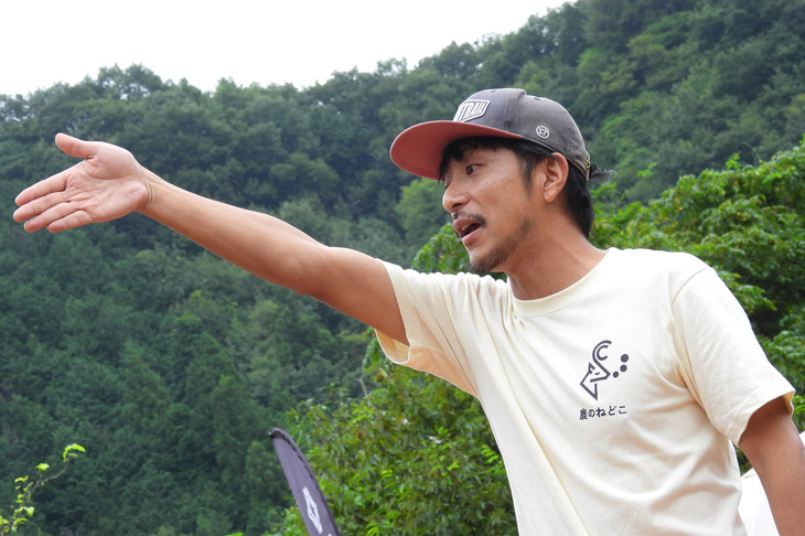 「ぼくらのミナノベース」のオーナーで、皆野町地域おこし協力隊の一員の松藤裕也氏が、シャワーや、新たにできたサウナの使用ルールを説明する。