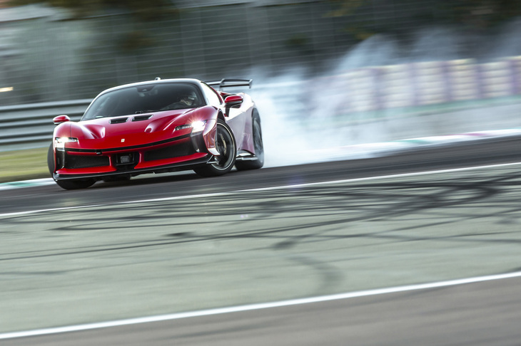 ブレーキにはフロント398mm、リア390mmの径のカーボンセラミックディスクを採用。ベタベタのセミスリックタイヤのおかげでコーナー出口でのトラクションも問題なく、高速コーナーでもわずかにオーバーステアになるだけでコントローラブルだ。