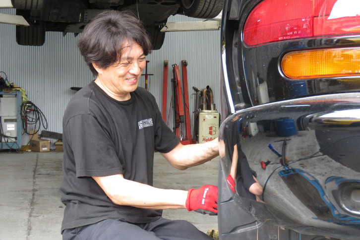 左リアのタイヤを装着する本多氏。「大径タイヤの交換ってホント大変なんですよ。ウチの機材だと30インチまで脱着できるけど、正直、1本1万円くらいもらわないとやりたくないですね（笑）」