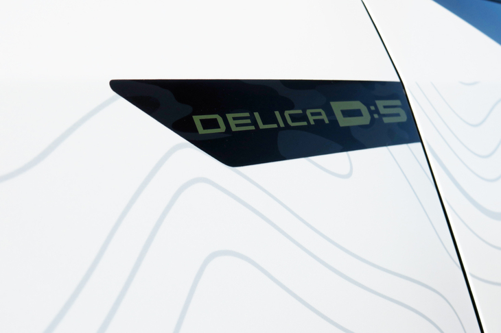 三菱デリカD：5 SNOW SURVIVOR（「DELICA D：5」ロゴ）