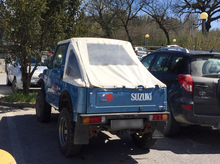 【写真D】いかしたホロの「スズキ・ジムニー」。2015年に撮影。