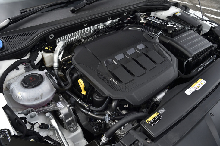 「アルテオン」に搭載されるパワーユニットは、最高出力272PS、最大トルク350N・mを発生する2リッター直4ターボエンジン。7段デュアルクラッチトランスミッション「DSG」が組み合わされる。