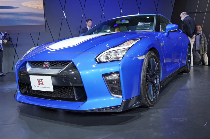 日産ブースのステージ上に展示された「GT-R 50th Anniversary」。