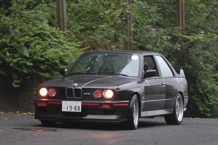 ヒルクライム“Red Tail Hill Challenger's Cup”の競技方法は、絶対的なタイムではなく、2回タイムアタックして、2本のタイム差の少なさを競う。1988年「BMW M3」は、初参加ながらタイム差0.5秒で3位に入った。