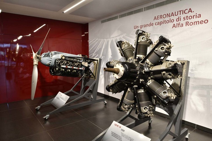 入り口を入ってすぐ迎えてくれるのはアルファ・ロメオ製作の航空機エンジン。右は「128RC 18」（1939年）。「サヴォイア マルケッティS.M.79」や「S.M.84」といった戦闘機に搭載された。前者はもともとレース用に開発されたもので高性能だったことから空軍に納品された。左は「121RC14」（1952年）。こちらは「S.A.I アンブロジーニ・スーパー7」および「サヴォイア・マルケッティS.M.102」に積まれたもの。