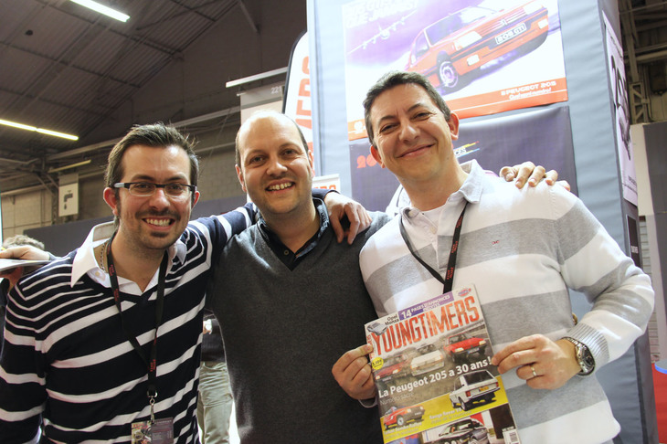 『ヤングタイマー』誌の創刊メンバー、写真左からティエリー・アスティエール氏とフランソワ-エグザヴィエ・バッス編集長、そして編集スタッフのティエリー・レオブール氏。