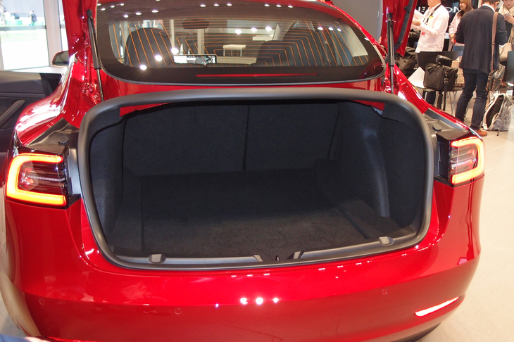 トランクルームの容量は425リッター。後席の背もたれは分割可倒式となっている。