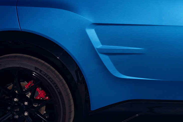 ボディーサイドには「ルノー5ターボ」のエアインテークのようなプレスラインが刻まれる。あるいは「E」をイメージしているのだろうか。