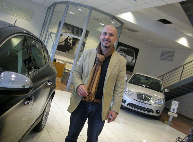 セールスマンのアンドレアと、かつてあった彼の個室（写真奥）。2011年撮影。