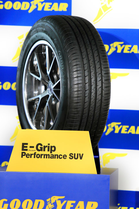 SUV用のプレミアムタイヤ「エフィシエントグリップ パフォーマンスSUV」。快適性と走りのよさの両立をうたう「E-グリップ」シリーズの上級モデルである。