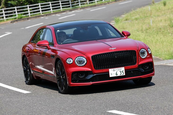 前後軸へのトルクの配分は走行モードに応じて変化。例えばスポーツモードではリアへのトルク配分を多めに保ち、よりダイナミックなドライブフィールを実現する。また「フライングスパー スピード」には四輪操舵システムも備わる。