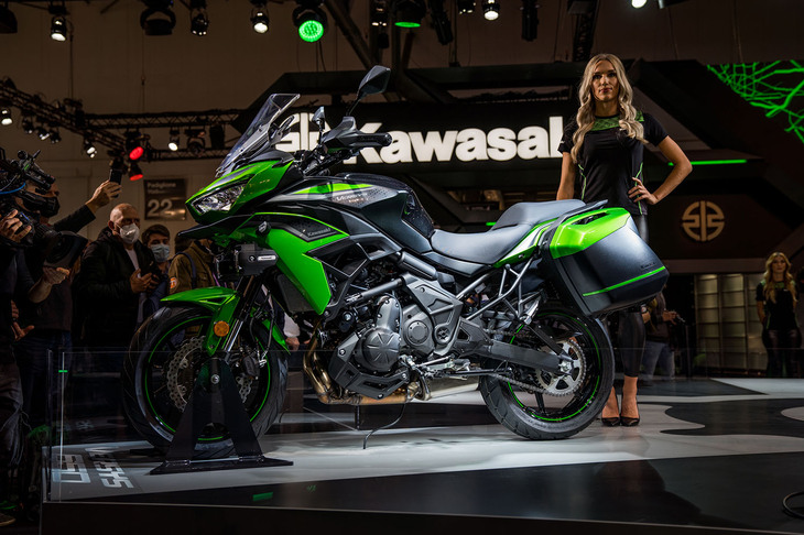 カワサキは2つのモデルをアンベール。そのひとつが「ヴェルシス650」だ。カワサキのオンロードアドベンチャーツーリングモデルであるヴェルシスの650cc版は、初心者からベテランまで幅広いユーザーをターゲットにしている重要な一台。最上級モデルである「ヴェルシス1000」をモチーフにした新しいスタイリングに加え、2つのモードを選択できるトラクションコントロールやカラーディスプレイの採用など、装備の強化も図っている。その立ち姿は威風堂々としていて、他の650ccモデルとは一線を画す雰囲気を持っていた。