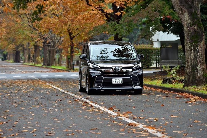 「トヨタ・ヴェルファイア」のようなクルマには大画面ナビがお似合いだ。